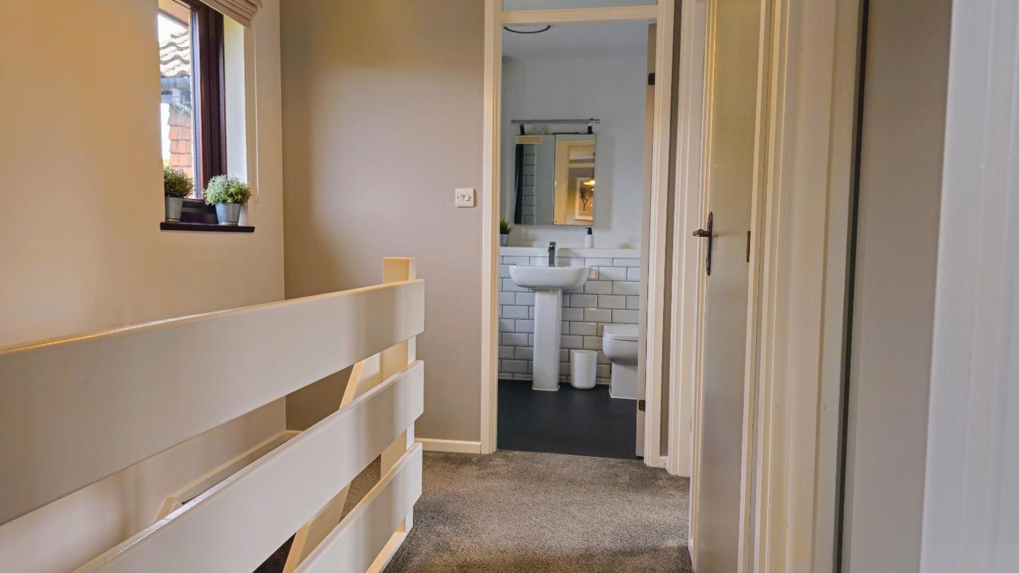 Grassmere - 3 Bed House With Private Garden Horley Esterno foto