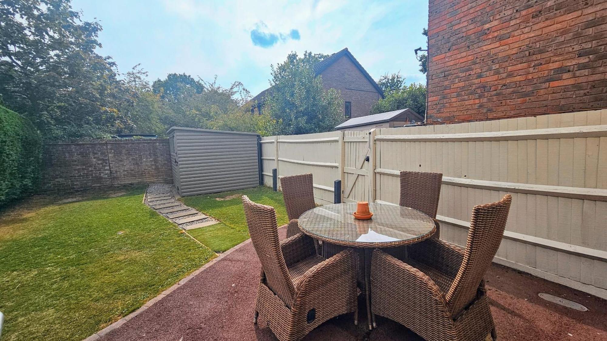 Grassmere - 3 Bed House With Private Garden Horley Esterno foto