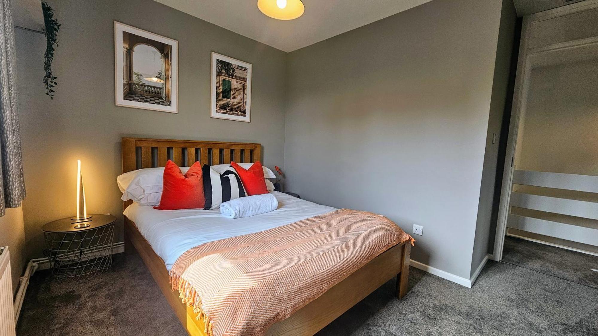 Grassmere - 3 Bed House With Private Garden Horley Esterno foto
