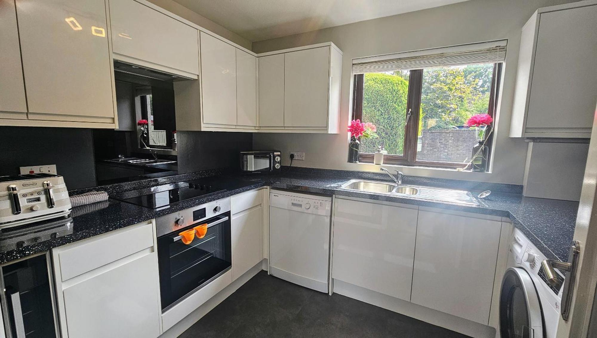 Grassmere - 3 Bed House With Private Garden Horley Esterno foto
