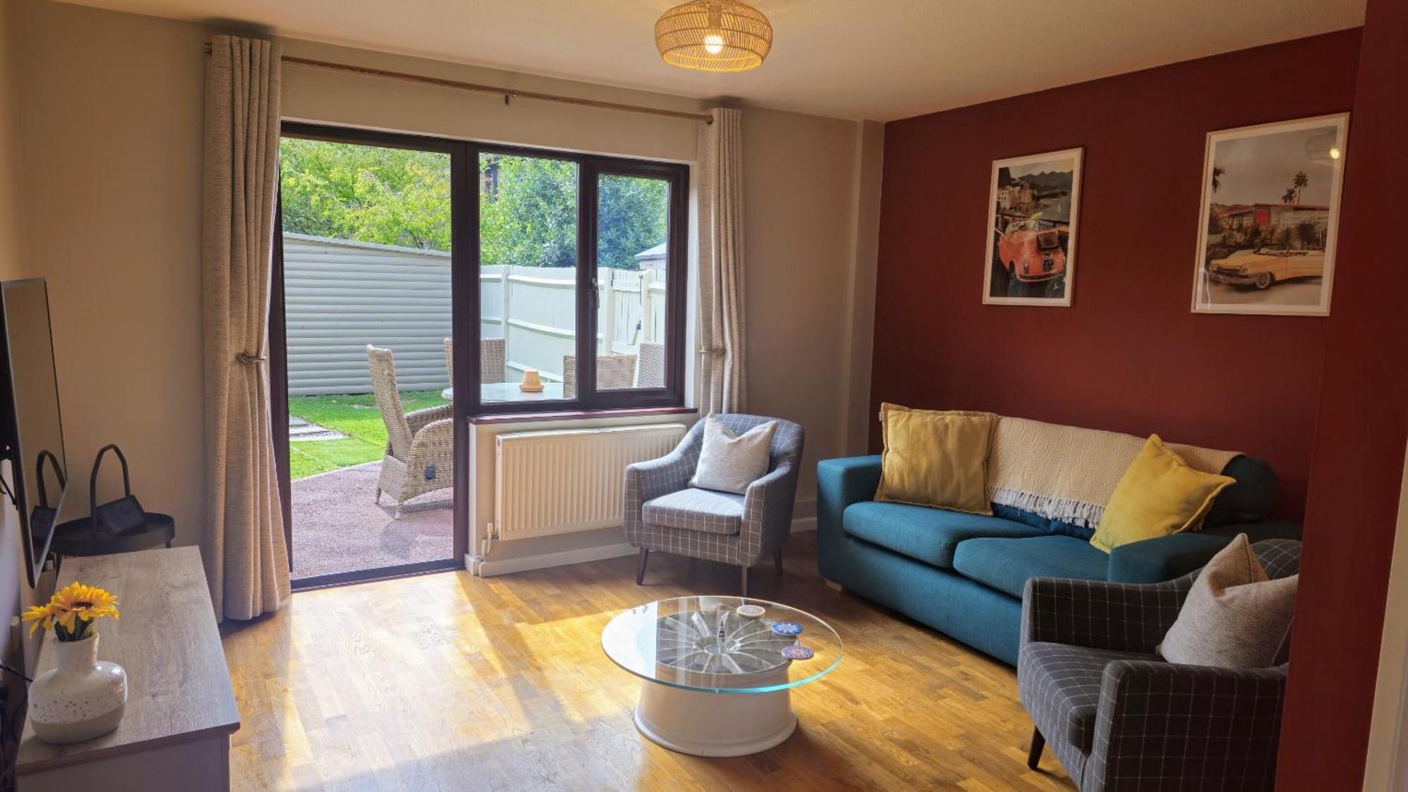 Grassmere - 3 Bed House With Private Garden Horley Esterno foto